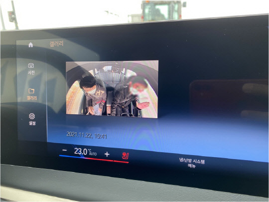 BMW iX 실내 스냅샷 기능으로 촬영한 모습이 디스플레이에 뜬 모습. 장우진 기자